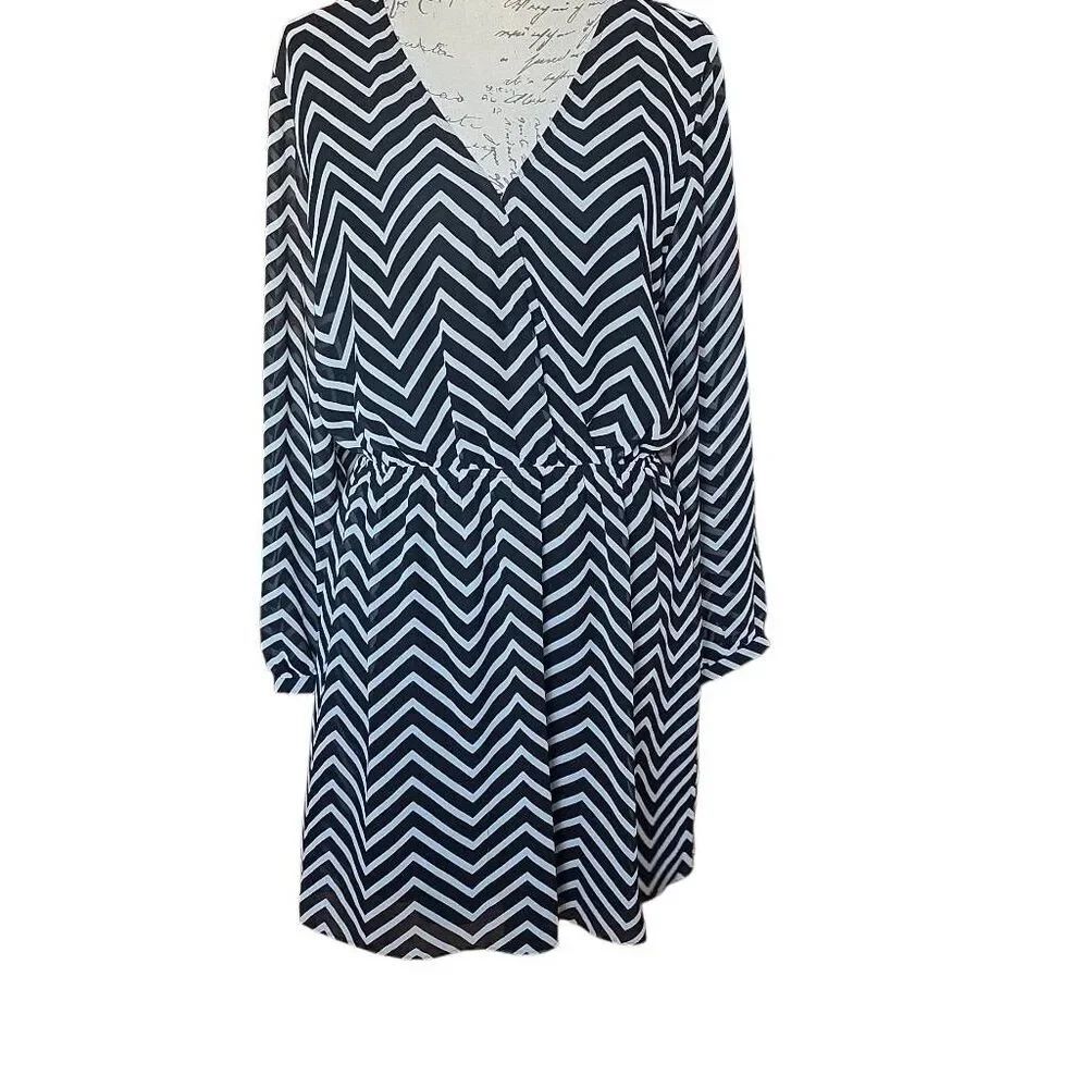 Express Women's Size Large Black White Zig Zag Print V-Neck Long Sleeve Dress